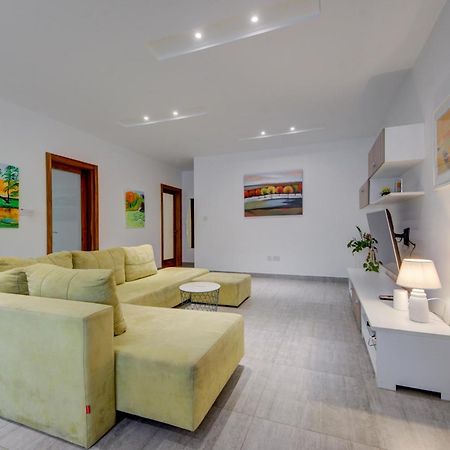 Top Floor Apt With Common Pool Close To All Amenities Сент-Полс-Бей Экстерьер фото