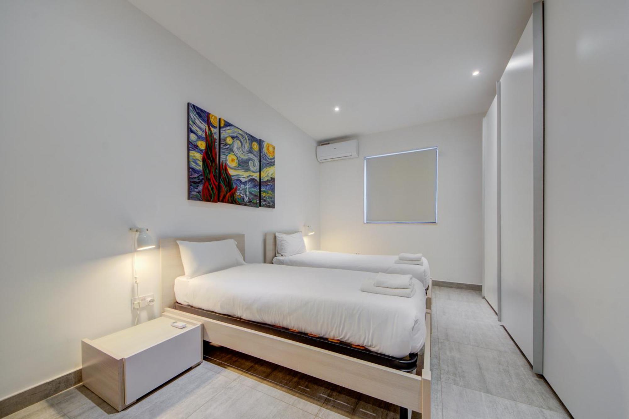 Top Floor Apt With Common Pool Close To All Amenities Сент-Полс-Бей Экстерьер фото