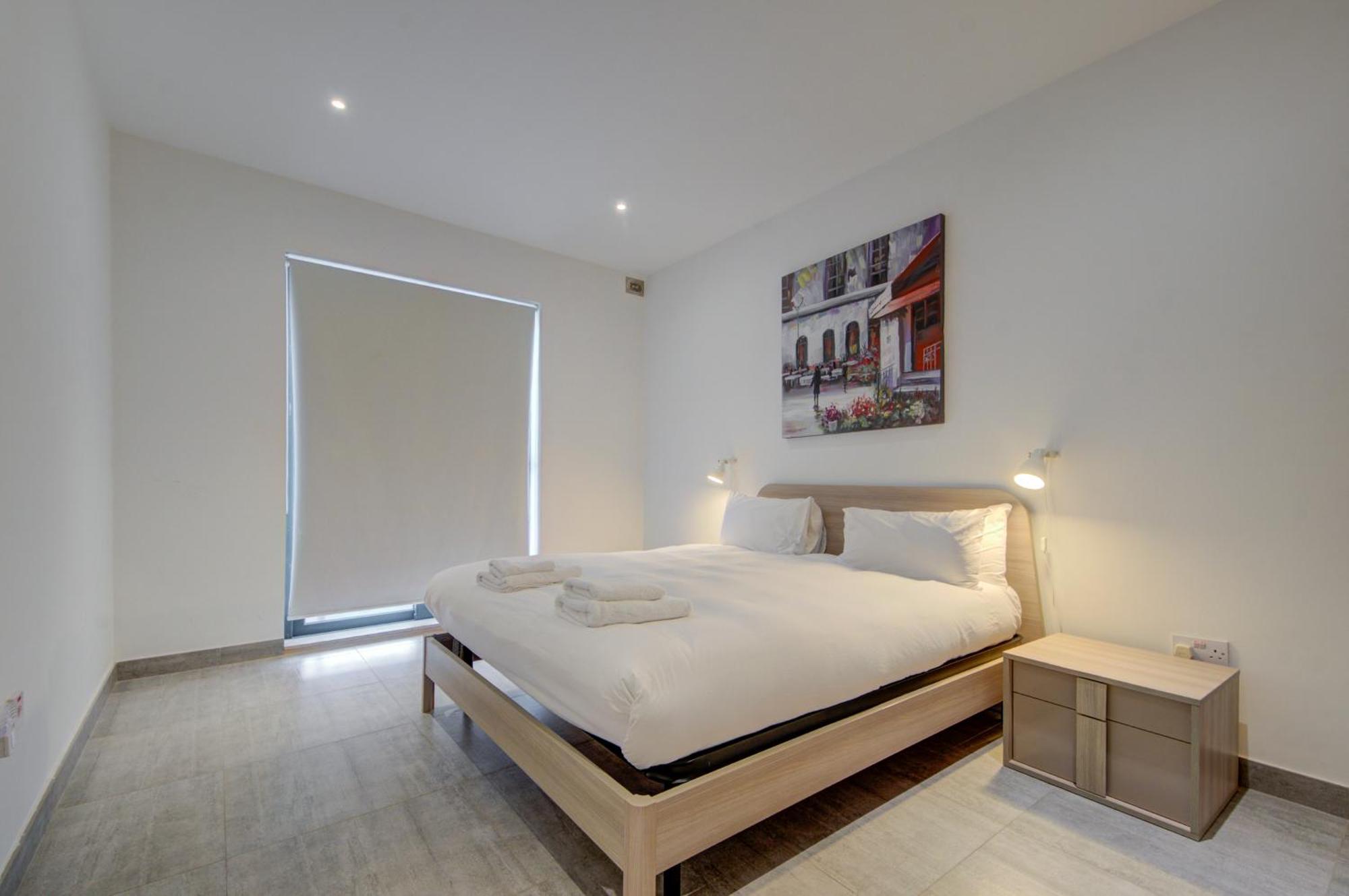 Top Floor Apt With Common Pool Close To All Amenities Сент-Полс-Бей Экстерьер фото